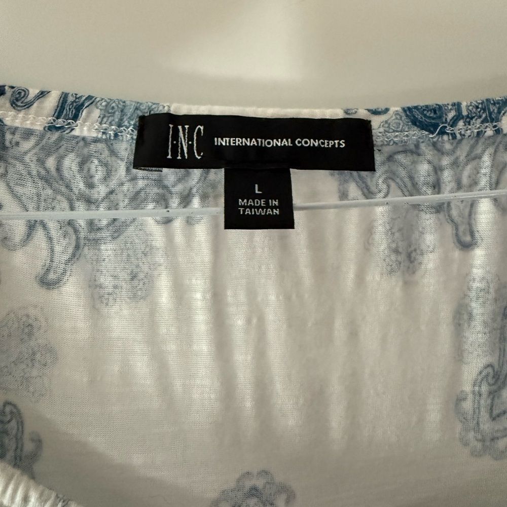 Vintage INC Women's Blue and White Patterned Top size Large - Picture 3 of 4